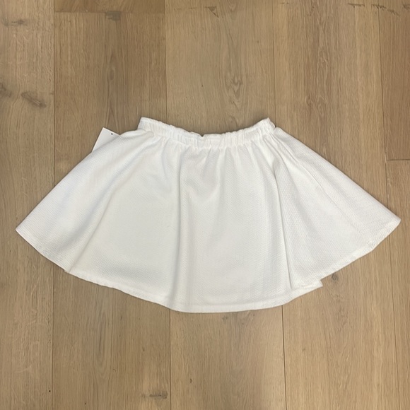 NEW! BCBGirls white skirt Soft with embossed tone on tone pattern. Never worn - Picture 4 of 7